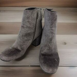 INDIGO WOMEN'S SZ 9 FLORAL GRAY SILVER CRUSONA VELVET PAISLEY BLOCK HEEL BOOTS